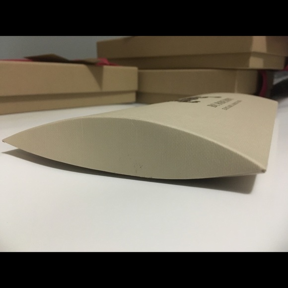 Burberry Scarf Gift Box with Tissue - Picture 3 of 5